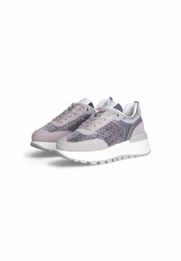 Sneakers viola chiaro realizzati in materiali scamosciati e in rete. Punta arrotondata, design con lacci, spessa suola intermedia bianca e accenti laterali con motivo.