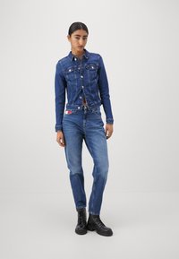 Tommy Jeans VIVIANNE - Chaqueta vaquera - denim dark