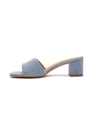 Slip-On-Sandale mit blauem Denimstoff, offenem Zehenbereich und Blockabsatz, seitlich vor weißem Hintergrund gezeigt.