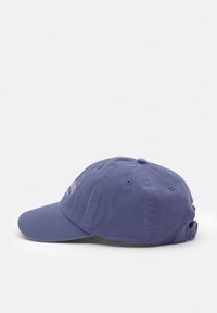 Cotton baseball cap in navy blue with a curved brim, adjustable strap at the back, and logo embroidered on the front.
