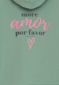 Grüne Kapuzenjacke mit dem Text "more amor por favor" in Pink und Dunkelgrau, versehen mit einem Herzakzent, aus einem weichen, glatten Material.