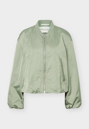 Λαδί σατινέ μπουφάν bomber με φερμουάρ μπροστά, ριμπ γιακά, μακριά μανίκια και πλαϊνές τσέπες, τοποθετημένο επίπεδα σε λευκό φόντο.