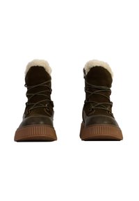 Braune wasserdichte Stiefel mit Fellfutter, Schnürdesign, Gummisohle und strukturiertem Profil für besseren Halt. Mit grünen Schnürsenkeln und gesteppten Akzenten.