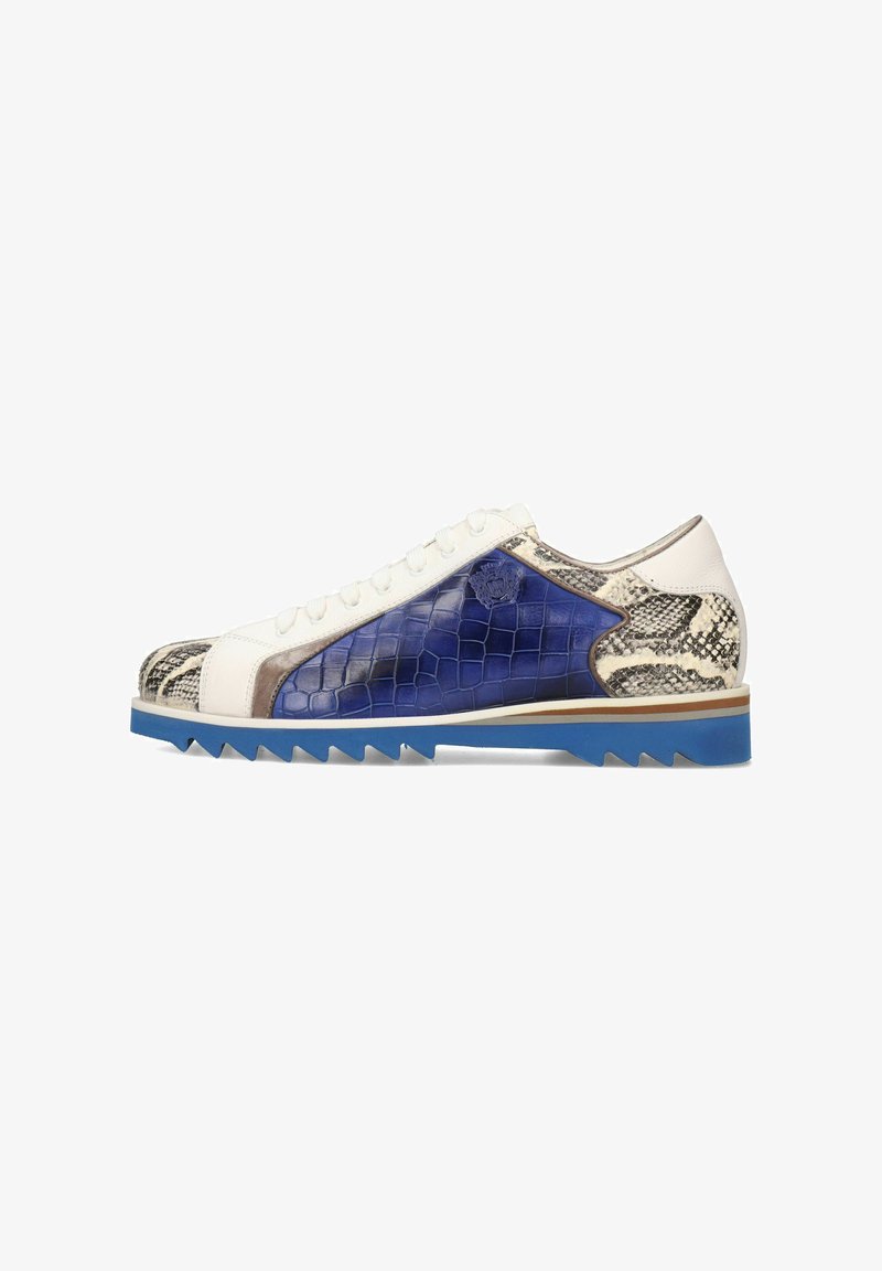 Zapatilla con cuero blanco, acentos en relieve de cocodrilo azul y un patrón texturizado de serpiente. Suela gruesa azul con diseño de zigzag.