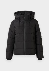 Jachetă puffer neagră cu glugă, având un umplutură orizontală, fermoar frontal și mansete elastice. Fabricată dintr-un material ușor, rezistent la apă.