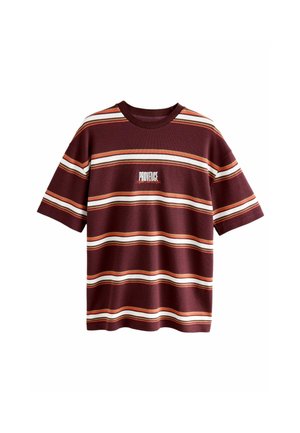 Tricou cu dungi maronii, cu dungi late orizontale în crem și portocaliu. Prezintă un guler rotund și un mic logo text "PROVIDENCE" pe față.