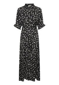 Zwarte midi-jurk met korte opgerolde mouwen, knoopsluiting aan de voorkant en een ceintuur in de taille. Heeft een wit abstract patroon over de hele jurk.