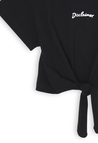 T-shirt nera in cotone a maniche corte, con un particolare nodo sull'orlo e la scritta "Disclaimer" ricamata in bianco sul davanti.