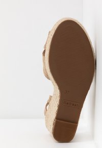 Sandale compensée avec tige en tissu beige texturé et semelle en caoutchouc marron, marquée taille 37 et nom de marque "Refresh."