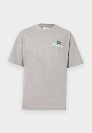 T-shirt gris clair à manches courtes avec petit logo Adidas Originals vert et jaune ainsi que texte sur le côté gauche de la poitrine.