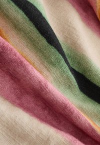 Textil szövet, amelyen vízszintes csíkok találhatók rózsaszín, zöld, fekete és narancs színben. A felülete puha, enyhén texturált megjelenésű.