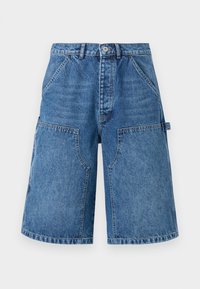 Τζιν σορτς μήκους έως το γόνατο με μπροστινές τσέπες, θηλιές για ζώνη και κλείσιμο με μεταλλικό κουμπί, σε μεσαίο μπλε ξέβαμμα.