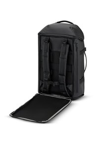 Czarny plecak z wyściełanymi, regulowanymi paskami na ramiona, dużą główną przegrodą, zamykaną na zamek kieszenią i teksturowanym wodoodpornym materiałem.