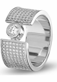 Anello in argento con una fascia testurizzata, impreziosito da numerosi piccoli stones trasparenti e una pietra rotonda centrale più grande, che mostra una finitura lucida.