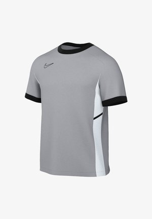 T-shirt de sport gris à manches courtes avec col et poignets noirs, panneaux latéraux en filet blanc, et un petit logo Nike en forme de swoosh noir sur le côté droit de la poitrine.