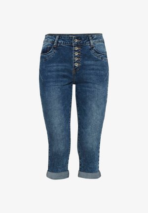Pantalon en denim bleu moyen avec une finition délavée, présentant une taille haute, une fermeture à cinq boutons et des poignets retroussés. Comprend deux poches avant.