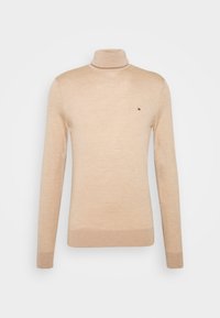 Beige turtleneck-paita, joka on valmistettu pehmeästä kankaasta, jossa on pitkät hihat, slim fit -malli ja pieni brändilogon yksityiskohta rinnassa.