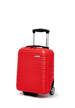 Valise rigide rouge avec texture rainurée, poignée télescopique noire, doubles roues et fermeture à glissière. Présente un logo argenté à l'avant.