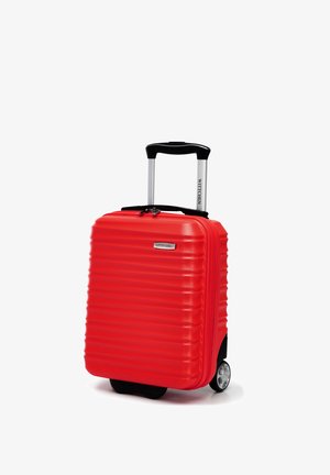 Valigia rigida rossa con texture a costine, manico telescopico nero, doppie ruote e chiusura a cerniera. Presenta un logo argento sul davanti.
