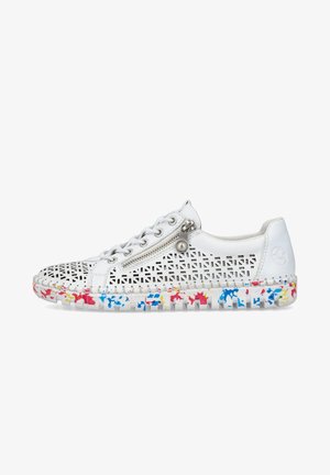 Sneaker perforé blanc avec un design découpé géométrique, détail de fermeture éclair argenté et semelle extérieure à motif éclaboussure colorée. Lacets plats inclus.