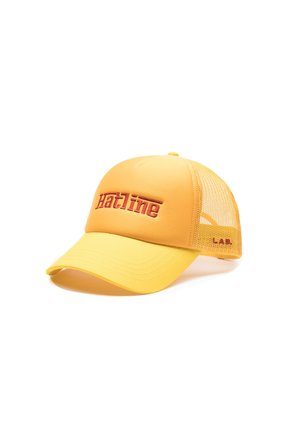 Cappellino da baseball con rete posteriore gialla, con "Hatline" ricamato in rosso sul davanti e "L.A.B." sul pannello laterale.