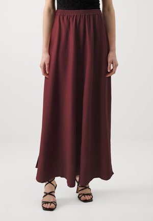 Bordeaux maxiskjørt laget av lett stoff med elastisk midje, med en flytende design og sidesplitter for enkel bevegelse.