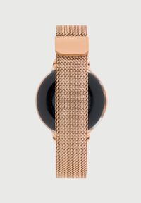 Rose-gulg mesh armbåndsur med en rund sort urskive og en glat, blank overflade. Har en sikker metalspænde.