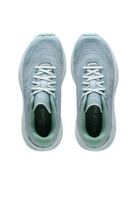 Zapatillas para correr por senderos en azul claro y verde menta con parte superior de malla estampada, cordones y cuellos acolchados, vistas desde arriba sobre un fondo blanco.