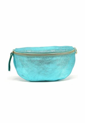 Pochette turquoise métallisée de forme arrondie, dotée d'une fermeture éclair dorée et d'un petit pompon en tissu, affichant une texture lisse.