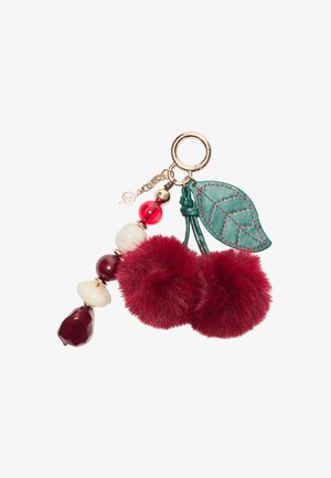 Rode sleutelhanger van imitatiebont in kersenmotief met een groen blaadje, gouden accenten en diverse kralen in rood-, wit- en donkerroodtinten.