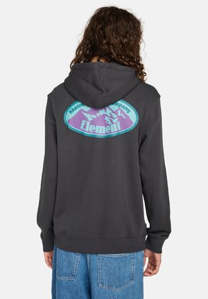 Kapuzensweatshirt aus dunkelgrauer Baumwolle mit einem großen türkisfarbenen und lilafarbenen Grafik auf dem Rücken, die Berge und den Text "Element" zeigt.