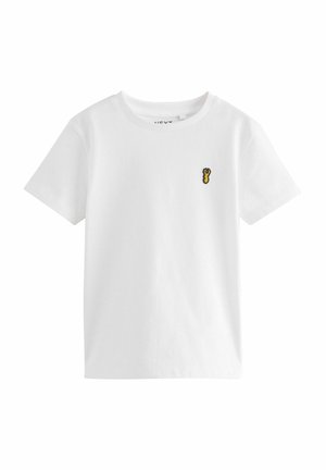 T-shirt bianco in cotone con maniche corte, scollo a girocollo e una piccola grafica ricamata gialla e nera sul petto.