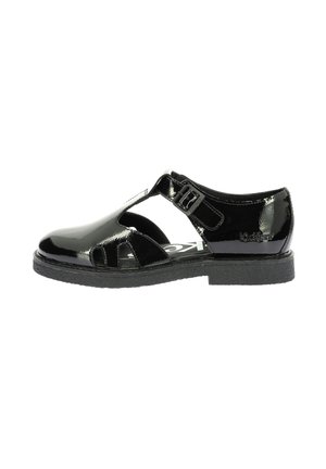 Sandale en cuir verni noir avec des sections découpées, sangle ajustable avec boucle et semelle en caoutchouc texturée. Design classique et simple.