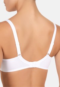 Reggiseno bianco con spalline regolabili, texture liscia e chiusura a gancio e occhiello sul retro. Design minimalista senza alcun motivo.