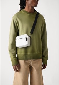 Pier One UNISEX - Skulderveske - white