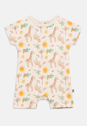 Combinaison en coton beige clair avec un motif complet de girafes, soleils, arbres et oiseaux dans des couleurs terreuses. Fermeture à pressions au bas.