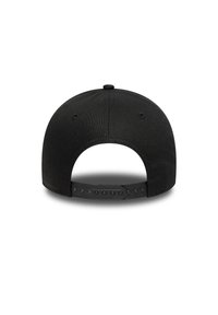 Căciulă neagră cu un finisaj mat, neted, având o curea ajustabilă din plastic la spate și orificii de ventilație pe coroană.