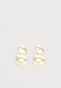 Boucles d'oreilles en ton doré avec un design lisse et arrondi, présentant deux formes ovales qui s'entrelacent, créant un effet dimensionnel et sculptural.