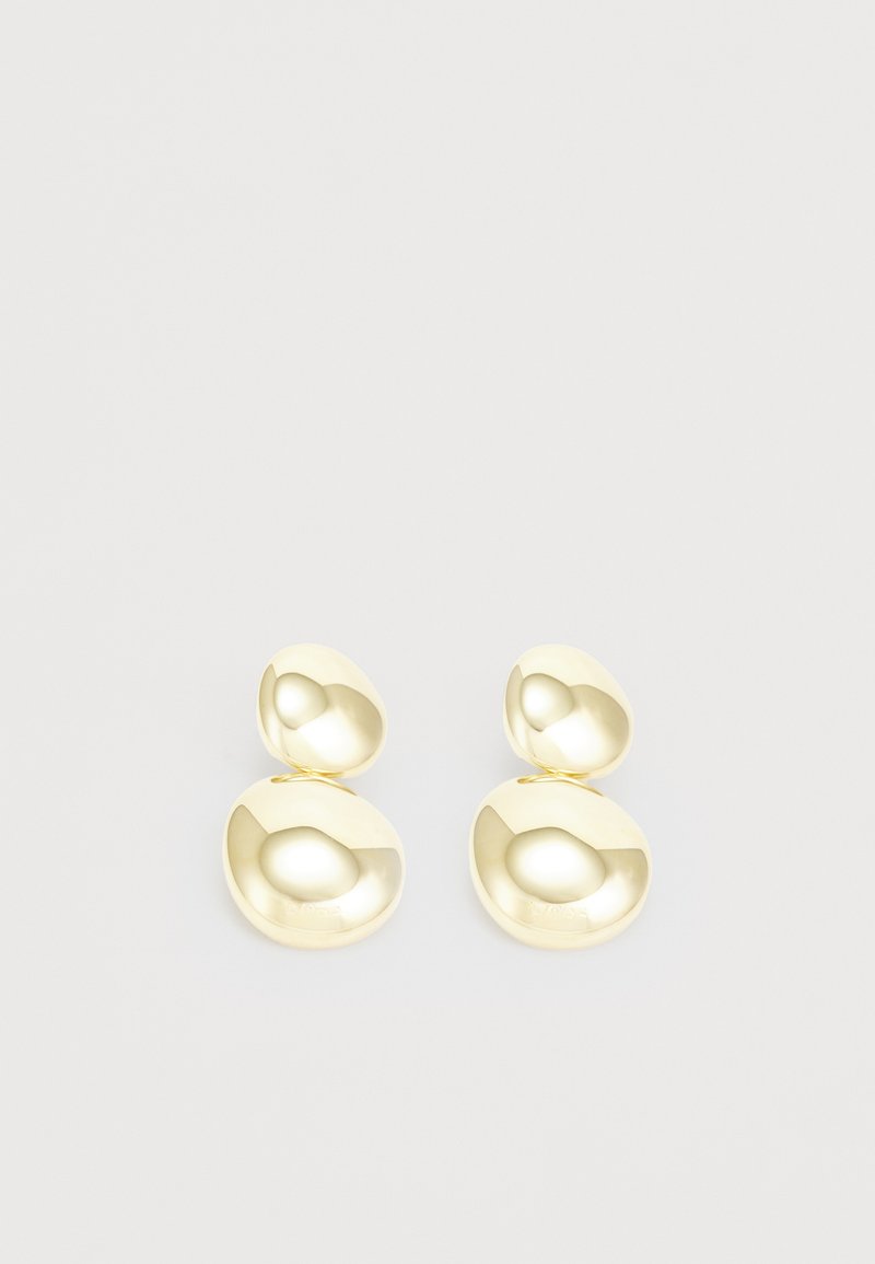 Boucles d'oreilles en ton doré avec un design lisse et arrondi, présentant deux formes ovales qui s'entrelacent, créant un effet dimensionnel et sculptural.