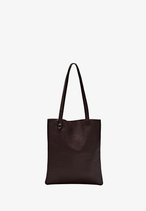 Brun lædertaske med to lange håndtag, glat tekstur, rektangulært form og minimalistisk design. Ingen synligt hardware eller mønstre.