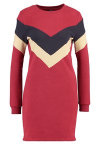 Robe sweat rouge à manches longues, avec un motif en chevron bleu marine et crème, fabriquée en coton doux. Encolure ronde simpliste.