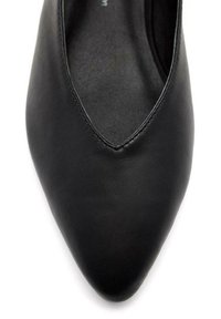 Zapato plano de cuero negro con punta afilada y abertura en forma de V; textura suave; detalles de costura mínimos y sin herrajes visibles.