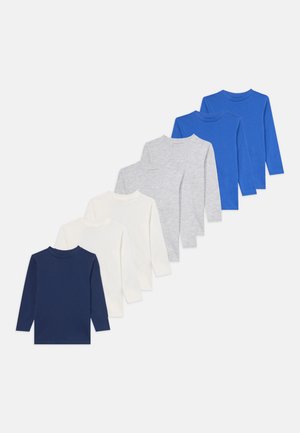 Sieben langärmlige Rundhals-T-Shirts in Marineblau, Weiß, Grau und Blau, diagonal auf einem weißen Hintergrund angeordnet.