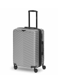 Silberner Hartschalenkoffer mit Chevron-Muster, ausziehbarem Griff und vier schwarzen Rollen für Mobilität. Verfügt über einen Reißverschluss und ein integriertes Schloss.
