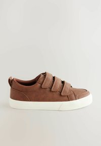 Braune Kunstleder-Sneaker mit drei verstellbaren Klettverschlussriemen, weißer Gummisohle, abgerundetem Zehenbereich und strukturiertem Obermaterial.