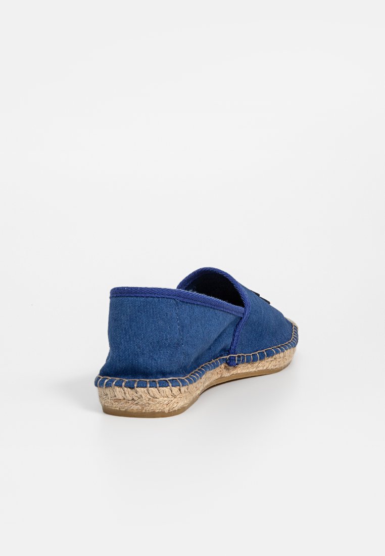 Espadrille en toile bleue à enfiler avec semelle en jute tressé et détails cousus sur le bord. Bout arrondi et côtés ouverts pour une meilleure respirabilité.