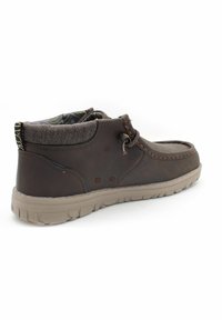 Stivali ankle in pelle marrone con un morbido colletto in tessuto grigio, cuciture a contrasto e una suola in gomma beige texturizzata. Presentano un design con lacci.