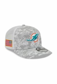 Grau camouflierte Kappe mit einem türkisfarbenen Miami Dolphins-Logo, Netzrücken und einem Aufnäher der amerikanischen Flagge. Flaches Schirmdesign und texturiertes Material.