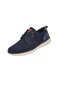 Zapatos de ante azul marino con punta redondeada, diseño de cordones, detalles en tono marrón claro y una suela flexible de color claro. Cuenta con un discreto detalle de marca.