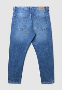 Jeans in denim blu chiaro con design a gamba dritta, cinque tasche e vita etichettata. Presentano aree sbiadite per texture.